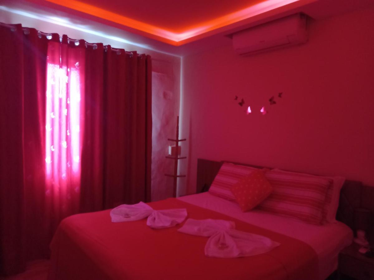 דוקה דה קשיאס Quartos Em Casa In Caxias Da Paraiso מראה חיצוני תמונה